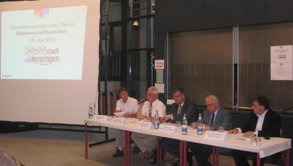 Moderator Wolfgang Jansen, Schulamtsleiter Manfred Voßler, Bürgermeister Matthias Guderjan, Oberstudiendirektor Günter Krug und Rektor Axel Schneiderberger bei der Podiumsdiskussion zum Thema Gemeinschaftsschulen